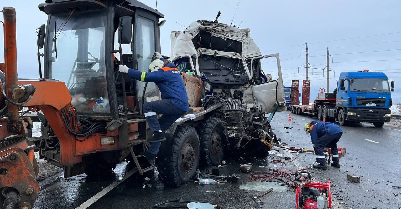 Фура и грейдер столкнулись в Вологодском районе: есть погибшие